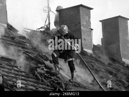 Oslo 1987-04-22: Incendie à Bygård à Oslo. Incendie dans un immeuble de six étages à Johannes Brunsgate 12 à Bislett. Personne n'a été blessé dans l'incendie. Ici, un pompier du service des incendies d'Oslo s'éteint pendant les travaux d'extinction d'incendie sur le toit de la cour de la ville. Photo: Morten Hvaal Banque D'Images