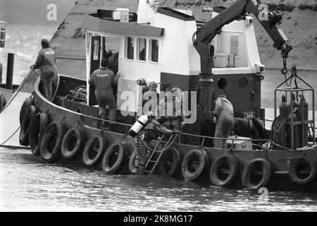 Stavanger 19851105: Le navire de ciment Concem s'est écrasé pendant les travaux sur la plate-forme Gullfaks B dans le Gandsfjord, et 10 personnes ont péri. Ici, le marché du ciment renversé. Des navires avec des plongeurs sont à la recherche de ceux tués. Ici plongées à bord du bateau. Photo: Jens O. Kvale / NTB / NTB Banque D'Images