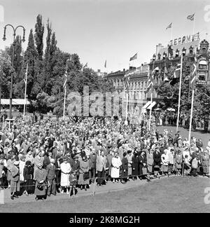 Oslo 19550607. Le 50th anniversaire de la résolution 1905 de l'Union. La foule à l'extérieur du Storting dans le cadre de la réunion commémorative qui a eu lieu. Photo: Børretzen / Storløkken / Pagano / actuel / NTB Banque D'Images