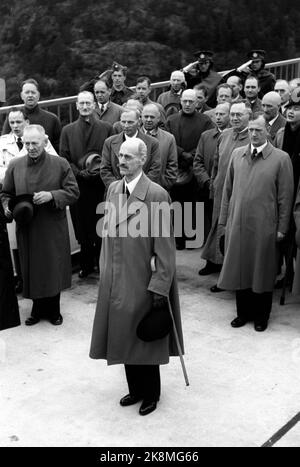 Svinesund 19460615. Le pont Svinesund à Halden, entre la Norvège et la Suède, est ouvert par le roi Haakon et le prince héritier Gustav Adolf, qui se rencontrent au milieu de la brosse de pont de 420 mètres de long. Ici, nous voyons le roi Haakon (au milieu) sur le pont. , Manteau, chapeau et canne. Photo : Archives actuelles / NTB Banque D'Images