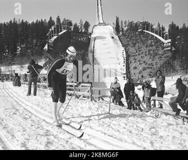 Oslo 19720318. Holmenkollrennet 1972. Ici Magne Myrmo en action qui a gagné 15 km à Holmekollen. Holmenkollbakken en arrière-plan. Photo: Ivar Aaserud courant / NTB Banque D'Images