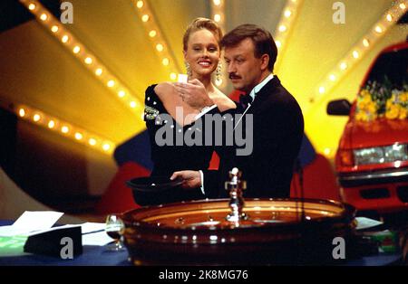 Oslo 19910322: TVNorge envoie le dernier programme 'Casino' de la boîte de nuit 'Mølla' à Oslo, 22 mars 1991. Le programme en direct a été un grand succès pour TVNorge et le gestionnaire de programme Halvard Flatland. Le réseau téléphonique a été épaté par les personnes qui appellent pour s'y joindre, tandis que la communauté des affaires a été en ligne pour contribuer des produits pour des gains. Photo: Gestionnaire de programme Halvard Flatland et 'Tuse Birgitte' (Birgitte Seyffarth). Photo: Bjørn Sigurdsøn / NTB / NTB Banque D'Images