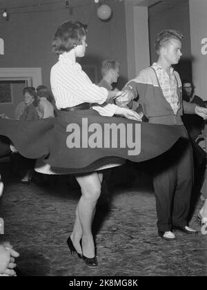 Oslo 19570905: Rock'n roll avec danse au club de loisirs de Hammersborg. Balançoire et rock dansant pour les jeunes dans des vêtements typiques. Photo: NTB / NTB Banque D'Images