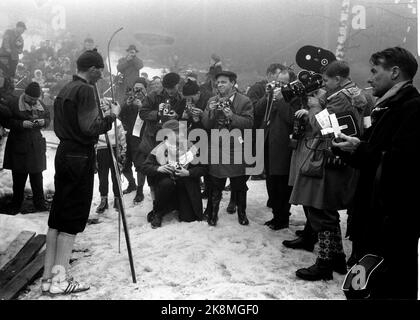 Oslo 19610310 Skiport, Holmenkollrennene, 15 kilomètres de ski de fond a été gagné par Harald Grønningen. Ici, le vert entouré par des journalistes, des photographes et des caméras de cinéma après la victoire. Photo: Actuel / NTB Banque D'Images