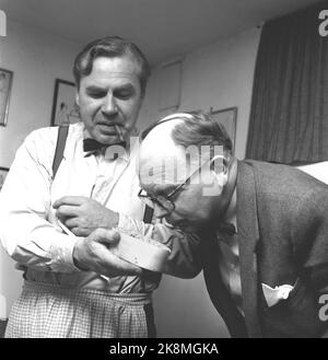 Noël Oslo 1958. Les membres Prominated de 'Press's Lutlag' ont composé une table de Noël très inhabituelle. Chaque homme a même fait le droit qu'il préférerait. La table de Noël a été agencée à la Ligjordet de la famille Leif Borthen. Voici l'auteur Odd Bang-Hansen (t.H.) qui sent la nourriture que le rédacteur Per Monsen détient. Per Monsen fume un cigare. Photo: Aage Storløkken Current / NTB Banque D'Images