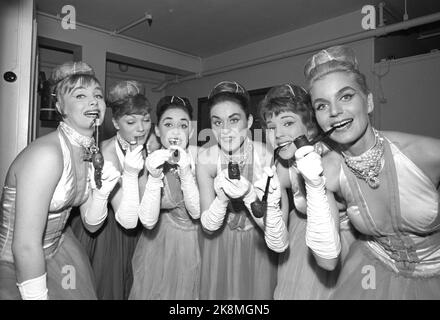 Oslo 19621117. Des tubes d'essai pour femmes célèbres spécialement conçus pour les femmes. Cette année, une usine de tuyaux norvégienne va vendre des bips aux femmes. La femelle balet sur le chat noir s'est rassemblée autour des vaches. Pas de jugement unanime, ils sont venus avec, mais il peut être doux et à couper le souffle et pas du tout inhabituel quand une dame prend une fumée sur le folk des hommes avec un tuyau. Photo: Ivar Storløkken Current / NTB Banque D'Images