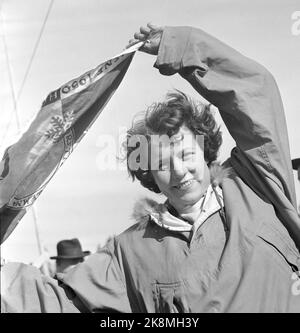 Holmenkollen, Oslo 19500318. Saut à Holmenkollbakken. Le vent soufflait de l'ensemble de Holmenkollrennet, mais après trois heures de report, il s'est arrêté. 90 000 spectateurs dans les stands et à Sletta étaient présents. Un spectateur se fait une vague avec son Holmenkoll tagging dans l'excitation au cours d'un beau saut. Photo: Sverre A. Børretzen / actuel / NTB Banque D'Images