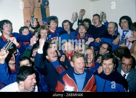 Oslo, 19801026. Finale de la coupe 1980. Lillestrøm - Vålerenga (1-4). Stade Ullevaal. Photo: Vålerenga se réjouit de la victoire 26 octobre 1980. /Tasses / photo: Erik Thorberg / NTB / NTB Banque D'Images