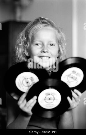 Sandefjord août 1970 Anita Hegerland, de Sandefjord, a atteint le sommet suédois de seulement neuf ans. Ici, elle montre certaines de ses assiettes. Photo: Ivar Aaserud / actuel / artiste norvégienne Anita Hegerland, photographiée en 1970. Photo: Ivar Aaserud/ courant/ NTB Banque D'Images