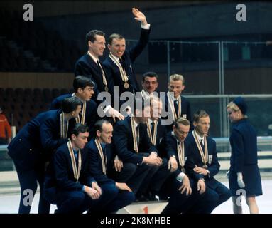 Grenoble, France Jeux Olympiques d'hiver 196802 à Grenoble. Ski de fond, 4 x 10 km. Relais. L'or à la Norvège! Voici l'équipe norvégienne sur le podium de la victoire, à partir de V back, au sommet du podium de la victoire : OLE Ellefsæter et Odd Martinsen. Devant eux de V: Harald Grønningen et Pål Tyldum. TÉLÉVISION. L'équipe suédoise qui a pris l'argent, et l'équipe finlandaise qui a pris le bronze. Photo: NTB / NTB Banque D'Images