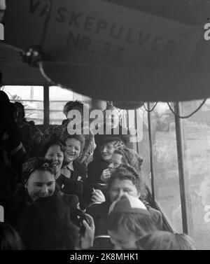 Grini 194505 : les Journées de la paix du 1945 mai. Des prisonnières heureuses du camp de la prison de Grini / camp de concentration sur le chemin de la maison en bus. Photo: Haaland / NTB / NTB Banque D'Images