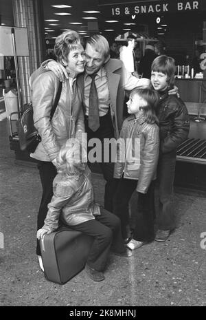 Fornebu, Bærum : 19721125. Journaliste sportif dans NRK Knut TH. Gleditsch en Angleterre pour commenter le match de basculement de samedi à la télévision. Chaque semaine, un des journalistes sportifs de la télévision se rend en Angleterre pour commenter le match. Nous suivons ici Knut TH. Gleditsch part d'Oslo jusqu'à ce qu'il soit de retour. Ici Kine Berit et les enfants Espen, Kine et Pål qui obtiennent un bon câlin à l'arrivée à Fornebu. Photo: Aage Storløkken Current / NTB Banque D'Images