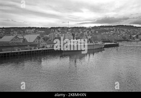 Norvège du Nord 19650724 touristes à l'hôtel Hurtigruta touristes qui veulent voir autant de Norvège que possible, et le soleil de minuit, prendre la route rapide de Bergen à Kirkenes et de retour. Ils vivent dans un hôtel flottant qui les emmène dans de petits endroits et des villes le long de la côte. Du port de Tromsø. Photo: Sverre A. Børretzen / actuel / NTB Banque D'Images