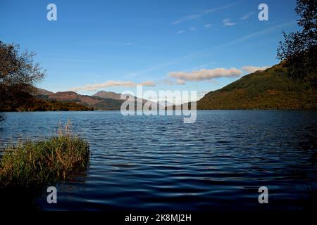 Vue sur le Loch Lomond en Écosse, le matin de l'automne Banque D'Images