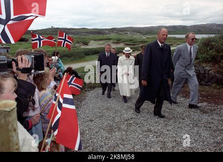 Border Jacobselv 2 août 1992. Le couple royal se balade dans le Border Jacobselv. Le voyage de King 1992. Le couple royal norvégien commence son trafic royal dans le nord de la Norvège. Dans les 22 jours, ils rencontrent des gens dans 62 endroits différents. De Frosta dans le Nord-Trøndelag à dense Jakobselv dans Finnmark. Photo; Lise Aaserud / NTB / NTB Banque D'Images