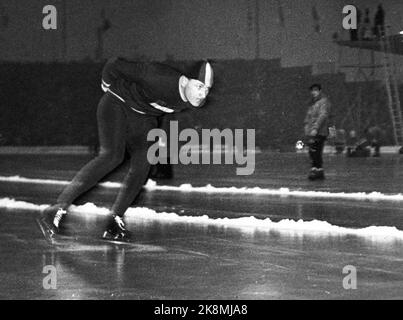 Oslo 19520217 : Jeux Olympiques d'hiver, patinage, 5000 mètres à Bislett : Kees Broekman (Down) en action. Il a remporté la médaille d'argent. Photo NTB / NTB Banque D'Images