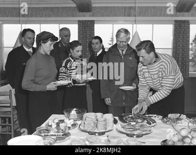 Norefjell 19530222. La princesse Ragnhild et Erling Lorentzen sur le ski de Norefjell. Nous voyons ici la princesse Ragnhild pendant le déjeuner avec son fiancé Erling Lorentzen. (Par exemple) devant la princesse Astrid avec un chapeau, la princesse Ragnhild et à l'extrême droite Erling Lorentzen. PHOTO: NTB ARKIB / NTB Banque D'Images