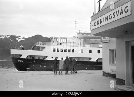 Norvège du Nord 19650724 touristes à l'hôtel Hurtigruta touristes qui veulent voir autant de Norvège que possible, et le soleil de minuit, prendre la route rapide de Bergen à Kirkenes et de retour. Ils vivent dans un hôtel flottant qui les emmène dans de petits endroits et des villes le long de la côte. Hurtigruta au quai de Honningsvåg. Photo: Sverre A. Børretzen / actuel / NTB Banque D'Images