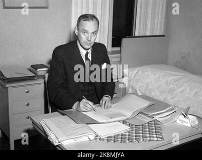 Kristiansand 20 octobre 1949. Le meurtre au chocolat au tribunal. Procureur général Oftedal (? Vérifier l'orthographe) la préhistoire: 12 mars 1949: Marianne Svensson, âgée de 8 ans, est décédée lorsqu'elle s'est mise dans du chocolat empoisonné. Le chocolat empoisonné a été envoyé par la poste à Oddvar Eiken, à Lund, en Suède. Le chocolat est venu de Carstein Brekke à Kristiansand. Il était jaloux du chêne qui était avec - et plus tard s'est engagé à Randi Muren, qui aussi Brekke avait un bon oeil. Photo: Svensson / NTB Banque D'Images