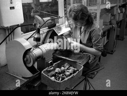 Lillehammer 1972. L'usine de tuyaux de G. Larsen à Lillehammer peut être reprise par les employés car l'usine n'est pas assez rentable pour les propriétaires. Gudbrand Larsen, qui a commencé à faire des touffes supplémentaires à Lillehammer en 1844. Les tuyaux de Lillehammer sont fortement taxés et le nom de Lillehammer a le même son pour les tuyaux que Dunhill et Barring. Photo ; actuelle / NTB Banque D'Images