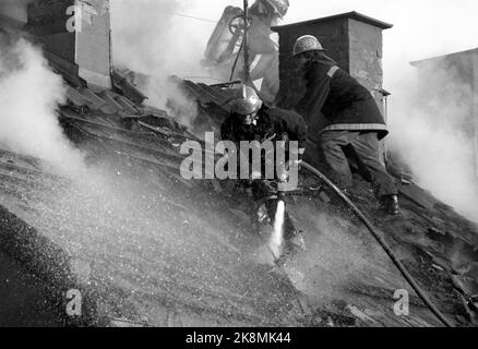 Oslo 1987-04-22: Incendie à Bygård à Oslo. Incendie dans un immeuble de six étages à Johannes Brunsgate 12 à Bislett. Personne n'a été blessé dans l'incendie. Ici, des pompiers du service des incendies d'Oslo travaillent sur l'extinction d'incendie sur le toit de la cour de la ville. Tuyau d'incendie. Photo: Morten Hvaal Banque D'Images