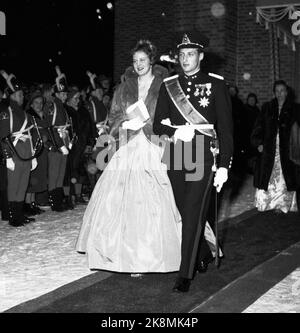 Asker 19610112. Mariage de la princesse Astrid. Les invités quittent l'église. Voici la princesse Margrethe du Danemark, qui est accompagnée du prince héritier Harald. Photo: NTB / NTB Banque D'Images