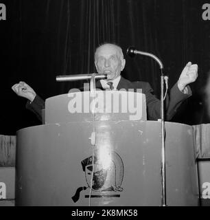 Oslo juin 1959 politicien Martin Tranmæl (1879/1967) Tranmæl était une figure centrale du Parti travailliste norvégien et de l'Organisation nationale. Ici, la chaire sur la chaire, parle et se gestuelle. Photo: Børretzen / courant / NTB Banque D'Images