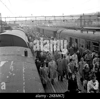 Oslo 195004. Quand l'effondrement vient-il circulation et heure de pointe à Oslo en 1950. La photo: C'est ce à quoi il ressemble sur une plate-forme locale sur l'East Railway Un matin régulier juste avant 9am. Le trafic de banlieue du chemin de fer devrait être enroulé en parallèle avec un grand trafic éloigné, et il donne le NSB extra difficile à affronter. La tribulation est violente sur certains trains. Les trains locaux à l'East Railway transportent quotidiennement 15 500 personnes à travailler, à l'West Railway, emtrent 4 000. Photo: Arne Kjus / courant / NTB Banque D'Images