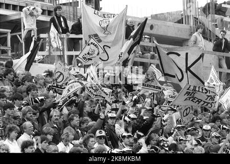 Oslo 19851020 Ullevaal Stadium. La finale de la tasse. Lillestrøm - Vålerenga 4-1. Les partisans de LSK et de VIF sont dans la même tribune. Photo: Knut Odrås / NTB Banque D'Images