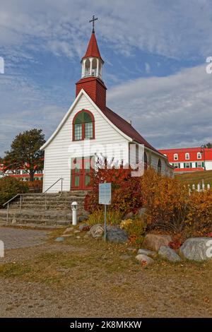 TADOUSSAC, CANADA, 13 octobre 2022 : la chapelle des Indiens est l'une des plus anciennes églises en bois d'Amérique du Nord Banque D'Images