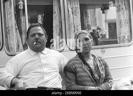 Oslo juin 1968 près d'une centaine de Tsiganes sont venus à Oslo au printemps 1968. Ils se sont vu attribuer une place sur la parcelle de gaz à Oslo est. Chaque jour, il y a des gens qui veulent les regarder. Un couple est assis à l'extérieur d'une caravane. Photo: Sverre A. Børretzen / actuel / NTB Banque D'Images