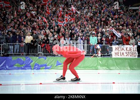 Hamar 19940220 Olympique 1994 Lillehammer, Jeux Olympiques d'hiver à Lillehammer 10000 mètres Patinage rapide Hamar Olympic Hall navire Viking. Johann Olav Koss en action contre la victoire, avec le public en arrière-plan. (Photographié avec une caméra à télécommande sur le chemin intérieur). Photo: Jon EEG / NTB Banque D'Images