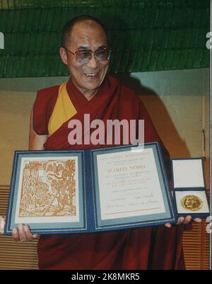 Oslo 19891210: Le Prix de la paix: Prix Nobel de la paix 1989 au leader spirituel du Tibet en exil le Dalaï Lama. La cérémonie a eu lieu dans l'auditorium de l'Université. Il montre ici le diplôme et la médaille d'or lors d'une conférence de presse ultérieure dans le centre de presse du gouvernement. Photo: Eystein Hanssen / NTB / NTB Banque D'Images