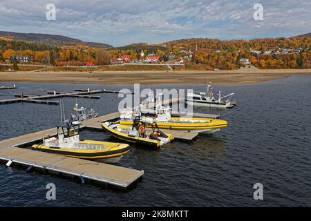 TADOUSSAC, CANADA, 13 octobre 2022 : le port et la ville de Tadoussac. Tadoussac est connu comme une destination touristique en raison de la beauté du fjord Banque D'Images