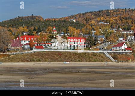 TADOUSSAC, CANADA, 13 octobre 2022 : vue de la rivière sur l'hôtel Tadoussac l'ancienne chapelle en bois du centre-ville. Banque D'Images