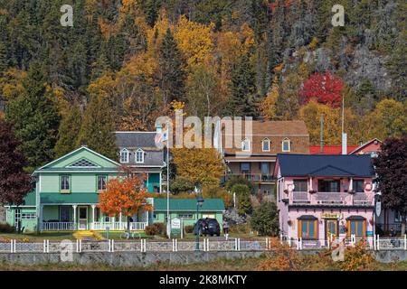 TADOUSSAC, CANADA, 13 octobre 2022 : Petites maisons et boutiques du littoral de Tadoussac. Tadoussac est connu comme une destination touristique en raison de la Banque D'Images