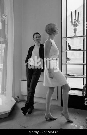 Oslo février 1966 les mini jupes viennent! Le couturier William Jensen recommande 7 cm au-dessus de ses genoux, même si Paris dit 12. Ici William dans son studio avec un modèle montrant une robe dans la longueur du ressort. Photo: Storløkken / actuel / NTB Banque D'Images