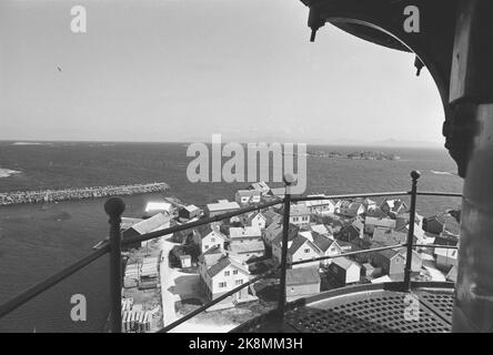 Ona 19720617. Le village de pêcheurs sur la côte de Romsdal est à une distance satisfaisante de tout ce qui a à voir avec les tracas et la ruée. Beaucoup ont quitté Ona ces dernières années. La troisième partie des maisons est vide. Pourtant, il y en a qui ne quittera jamais l'île. À propos de. Deux cents personnes vivent ici aujourd'hui. Le phare d'Ona est l'un des plus célèbres gars de la côte, qui décharge les gens de mer par une LED dangereuse. Dans la vue d'ensemble de Ona ​​lighthouse. Photo: Sverre Børretzen courant / NTB Banque D'Images