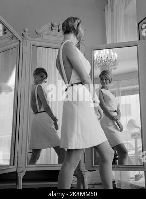 Oslo février 1966 les mini jupes viennent! Le couturier William Jensen recommande 7 cm au-dessus de ses genoux, même si Paris dit 12. Voici un modèle dans le studio de William montrant une robe dans la longueur du printemps. Photo: Storløkken / actuel / NTB Banque D'Images