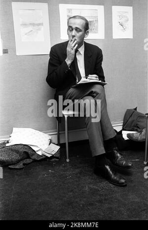 Oslo novembre 1966 l'acteur Wenche Foss est conçu par dix artistes norvégiens différents, tous membres de la société des jeunes artistes. Ici, elle est conçue par Knut Jørgensen. Fumeur. Photo: Ivar Aaserud / courant / NTB Banque D'Images