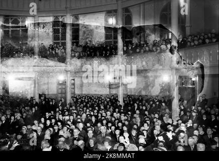 Oslo 19341114. Réunion du mouvement Oxford à la Mission House de Calmeyergatens, 4000 personnes se sont réunis en une journée. Les réunions devaient être partagées; les réunions de jour et les réunions du soir. Le mouvement de renouveau chrétien, jusqu'en 1938 connu sous le nom de mouvement Oxford, MRA, armure morale: Dans la foi de Dieu, vise un renouvellement personnel du caractère moral: Il faut essayer de vivre jusqu'aux quatre absolus (honnêteté, pureté, altruisme, amour). Photo : la carte NTB a été numérisée à partir d'une plaque de verre endommagée Banque D'Images