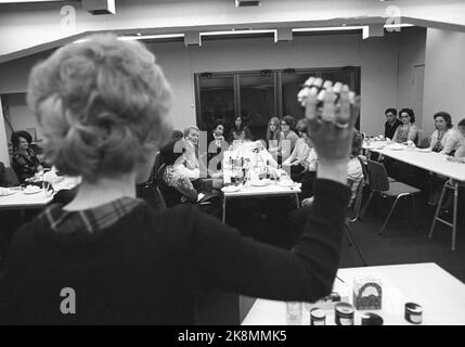 3 mars 1973 d'Oslo. La société 'Holiday Magic' vend du maquillage via les fêtes à la maison et ne dépense donc pas d'argent sur la publicité. La société a été fondée en 1964 par American William Penn Patrick. Les ventes de la pyramide, si vous obtenez des vendeurs sous vous obtenez des pourcentages de leurs ventes. La société opère avec 4 parties de la pyramide outre la société mère; le concessionnaire général, le concessionnaire principal, l'organisateur et enfin et au fond vient le consultant. Ici de la formation de l'entreprise dans les cosmétiques et le travail de vente. Photo ; actuelle / NTB Banque D'Images