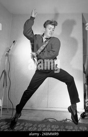 Oslo 195808 la roche fait rage en Norvège, et par Elvis Granberg / par Granberg rocks les adolescents dans le puits. Ici, par Elvis en action avec guitare et danse de hefty. Photo: Storløkken / actuel / NTB Banque D'Images