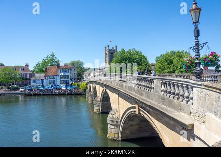 18th Century The Angel on the Bridge Pub et Henley Bridge, Hart Street, Henley-on-Thames, Oxfordshire, Angleterre, Royaume-Uni Banque D'Images