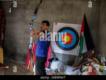 Gaza, bande de Gaza, Palestine. 23rd octobre 2022. Gaza, Palestine. 23 octobre 2022. Le palestinien Ahmed Jalal Al-Zahar, 38 ans, est un athlète de tir à l'arc qui joue avec l'équipe palestinienne de tir à l'arc. Al-Zahar, qui pratique le tir à l'arc depuis 7 ans, se prépare à participer à la coupe d'Asie 2022, le tournoi devant maintenant être organisé aux Émirats arabes Unis. Ahmed est également un artisan qui fait des ensembles arc et flèche depuis plusieurs années (Credit image: © Ahmad Hasaballah/IMAGESLIVE via ZUMA Press Wire) Banque D'Images