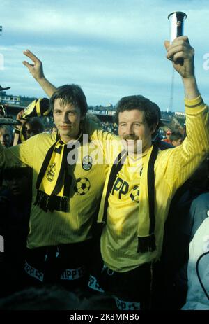 Oslo 19851020. Stade Ullevaal. La finale de la tasse. Lillestrøm - Vålerenga 4-1. Ici Andrè Krogsæter tv Et Joar Vaadal qui se réjouit après la victoire. Photo: Erik Thorberg / NTB Banque D'Images