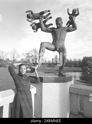 Oslo 19621027. L'artiste Eartha Kitt visite Oslo. Courant sur un voyage de repos avec la chanteuse et danseuse Eartha Kitt. Le voyage a commencé à Vigelandsparken et s'est terminé à Bygdøy. Ici, à Vigelandsparken, elle était debout pendant longtemps pour regarder les sculptures. Photo: Aage Storløkken Current / NTB Banque D'Images