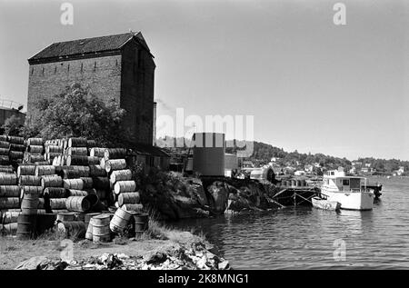 Nøtterøy juin 1968 la plus grande ligue de contrebande depuis la période d'interdiction a été révélée à Vestfold. L'arrestation de l'équipage à bord du patin de pêche Buaodden a ouvert la voie à une arrestation massive de marchands, de cessions et de grossistes à Tønsberg, Sandefjord, Larvik et Oslo, accusés de contrebande et de renouvellement d'alcool. Ici, à Kjøbmannskjær sur Nøtterøy, de nombreuses boîtes de marchandises de contrebande ont été amenées à terre. Photo: Børretzen / courant / NTB Banque D'Images