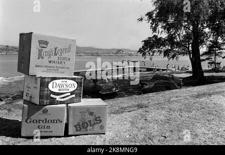 Tønsberg juin 1968 la plus grande ligue de contrebande depuis la période d'interdiction a été révélée à Vestfold. L'arrestation de l'équipage à bord du patin de pêche Buaodden a ouvert la voie à une arrestation massive de marchands, de cessions et de grossistes à Tønsberg, Sandefjord, Larvik et Oslo, accusés de contrebande et de renouvellement d'alcool. Voici une charge de bateau avec de belles marchandises qui a été déchargée au camping populaire Granholmen. Les marchandises étaient destinées à Oslo. Photo: Børretzen / courant / NTB Banque D'Images