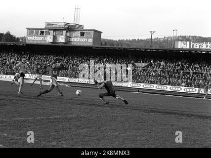 Oslo, 19801026. Stade Ullevaal, finale de la coupe. Lillestrøm - Vålerenga 1-4. Morten Haugen de VIF marque le premier but de Vålerenga. Le gardien de LSK Arne Amundsen n'atteint pas. Photo: Svein Hammerstad / NTB / NTB Banque D'Images